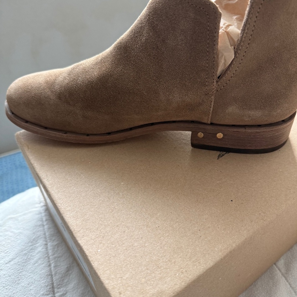 Beek Falcon suede chestnut booties size 8. New in box with Beek dust pouch